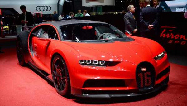 Новый Bugatti Divo создан для поворотов, в то время как Chiron создан для прямых