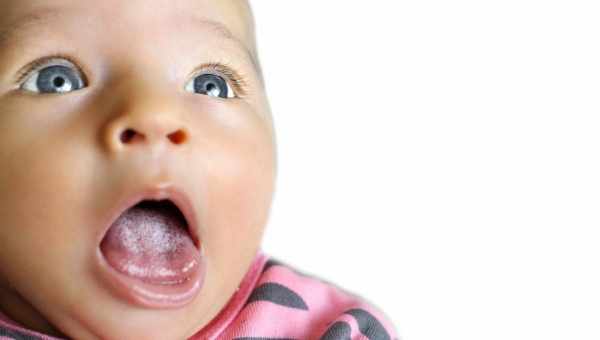 О чем говорит белый налет на языке у ребенка на грудном вскармливании?