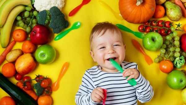 С какого возраста ребенку можно давать персикиВ летний период существует большое разнообразие фруктов, которые вы хотите дать попробовать своему малышу.