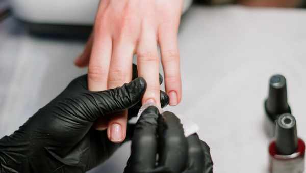 «Ногти как у трупа»: лаки для ногтей, которые пугают мужчин
