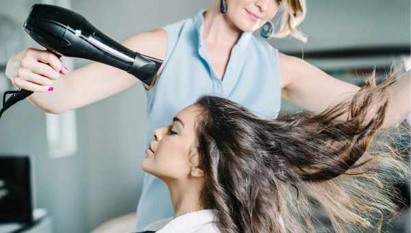 Как правильно расчёсывать волосы – отвечают стилисты