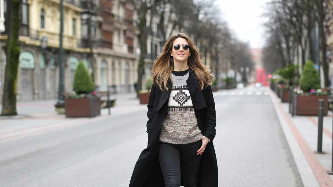 Осенью парижанки будут носить пушистые свитеры, как в 1990-е, из новой коллекции Isabel Marant