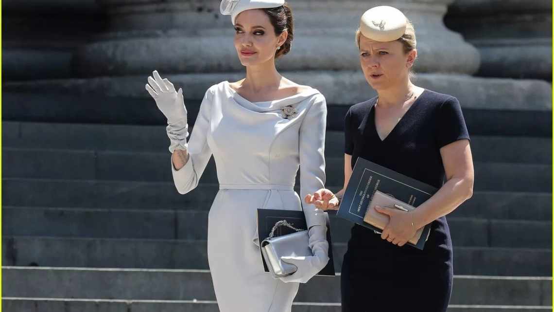 С какими чемоданами путешествуют Анджелина Джоли и другие знаменитости, и где купить такие же