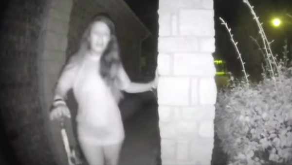 Звонивший в дверь полупрозрачный призрак попал на камеру видеонаблюдения
