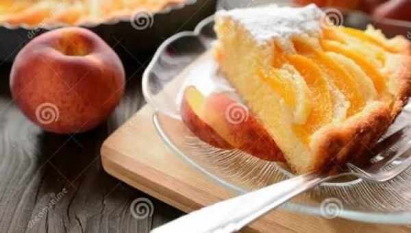 Двухслойный пирог с цветами из персиков