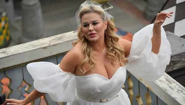 «Когда замуж?»: экс-солистка «Ранеток» в свадебном платье обратилась к фанатам