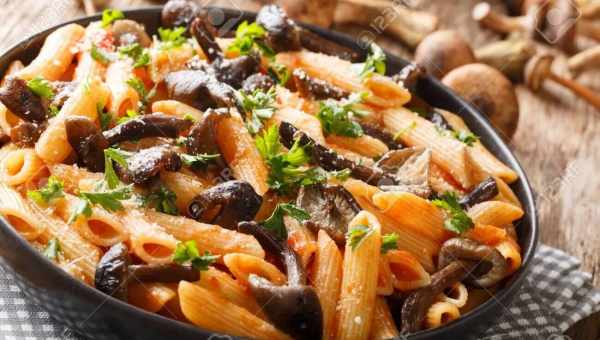 Паста с грибами и оливками с соусом 